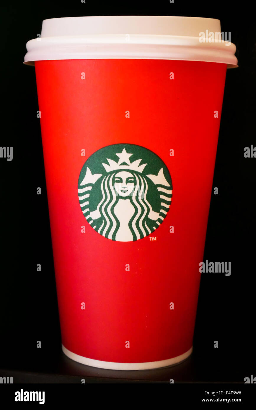 BANGKOK, THAÏLANDE - 25 NOVEMBRE 2017 : le logo Starbucks mermaid sur red cup boissons contenant de collecte pour célébrer l'hiver vacances saisonnières celebratio Banque D'Images