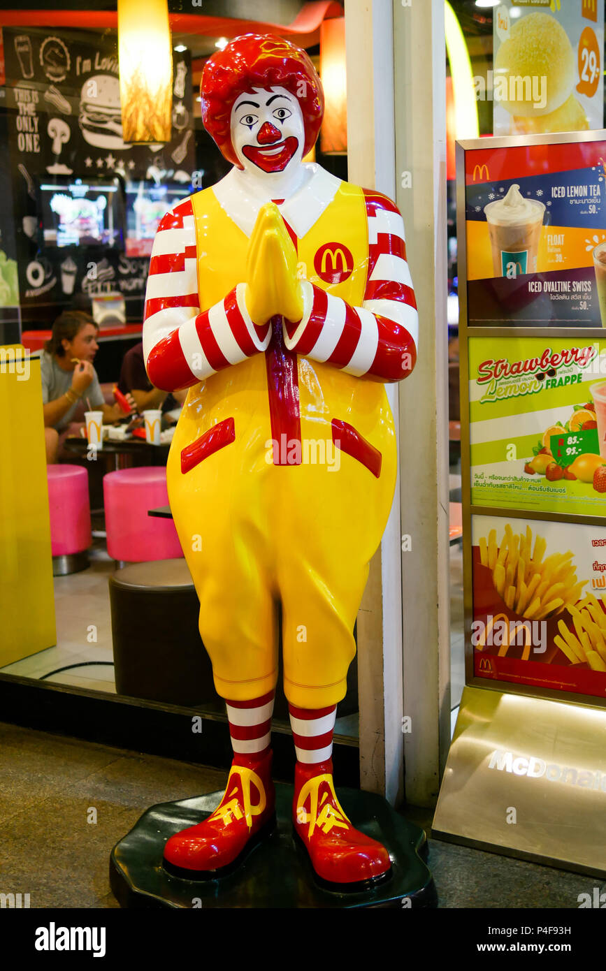 BANGKOK, THAÏLANDE - 6 janvier 2018 : Ronald McDonald près de l'entrée de caractères McDonals restaurant à Bangkok, Thaïlande. Ronald McDonald est le principal Banque D'Images