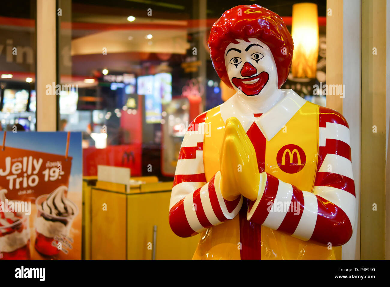 BANGKOK, THAÏLANDE - 6 janvier 2018 : Ronald McDonald près de l'entrée de caractères McDonals restaurant à Bangkok, Thaïlande. Ronald McDonald est le principal Banque D'Images