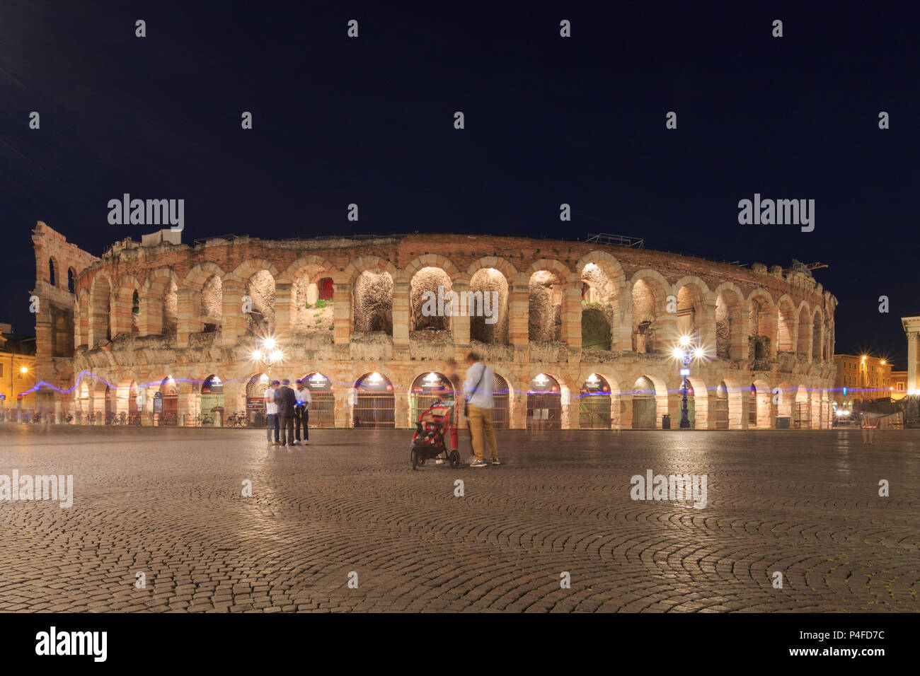 Vérone, Italie - 26 mai 2017 : vue extérieure de l'Arène de Vérone de la Piazza Bra, un ancien amphithéâtre romain (Arène de Vérone) Banque D'Images