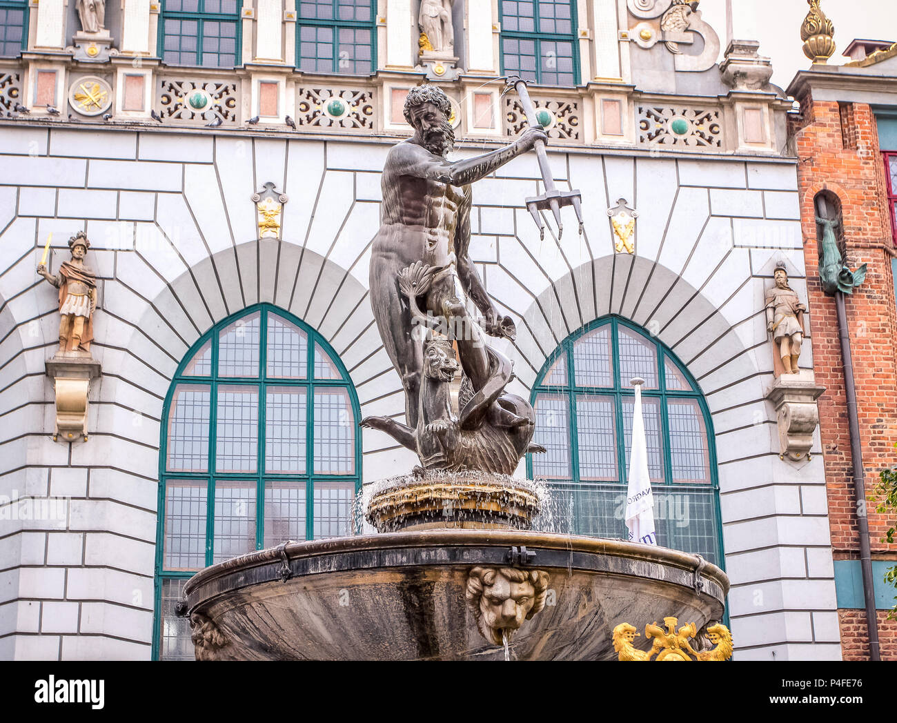 Vue sur la célèbre sculpture / fontaine de Neptune Dieu de la mer, situé dans le vieux carré de Gdansk en Pologne. Banque D'Images