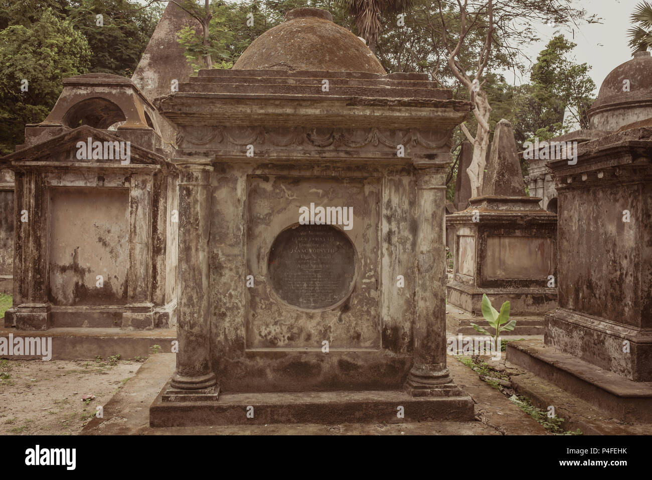 Tombes de South Park Street Cemetery à Kolkata, Inde. Filtre appliqué style vintage Banque D'Images