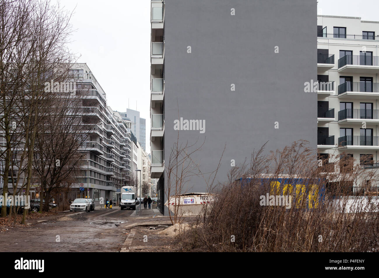 Berlin, Allemagne, nouveau bâtiment pour des appartements et ancienne bande frontalière dans l'Alte Jakobstrasse à Berlin-Mitte Banque D'Images