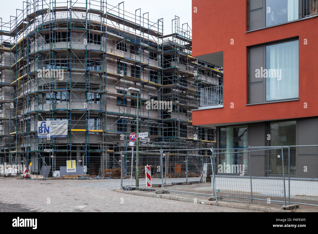 Berlin, Allemagne, site de la construction de nouveaux bâtiments et wuer appartements dans le coin de Haasestrasse Revaler Strasse à Berlin-Friedrichshain Banque D'Images