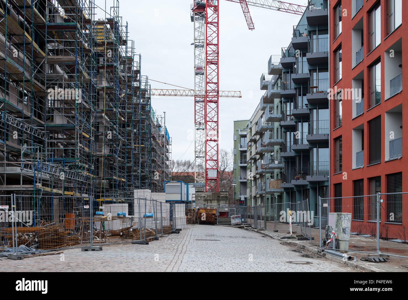 Berlin, Allemagne, site de la construction de nouveaux bâtiments et wuer appartements dans le coin de Haasestrasse Revaler Strasse à Berlin-Friedrichshain Banque D'Images
