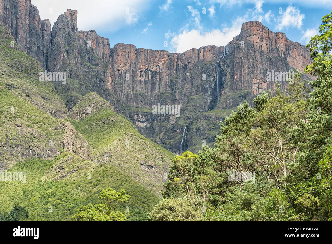 La Tugela Falls dans le Drakensberg, à 948 m, la 2e plus haute chute d'eau sur terre. Vu de l'extrême fin de la Tugela Tunnel Banque D'Images