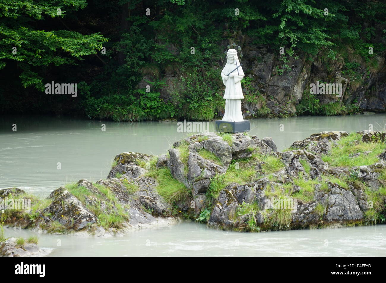 Statue de Népomucène sur l'Johannisfelsen River Inn, près de Wernstein, Vornbacher Enge, excursion en bateau à partir de Paris à Passau, Allemagne, Europe Banque D'Images