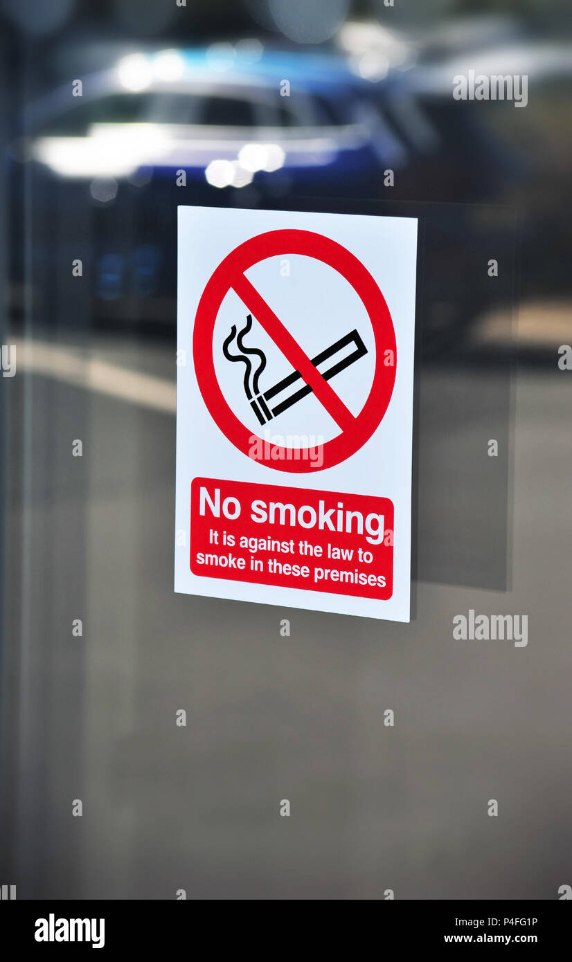 No Smoking sign Logo collé sur la porte de verre de montre Banque D'Images