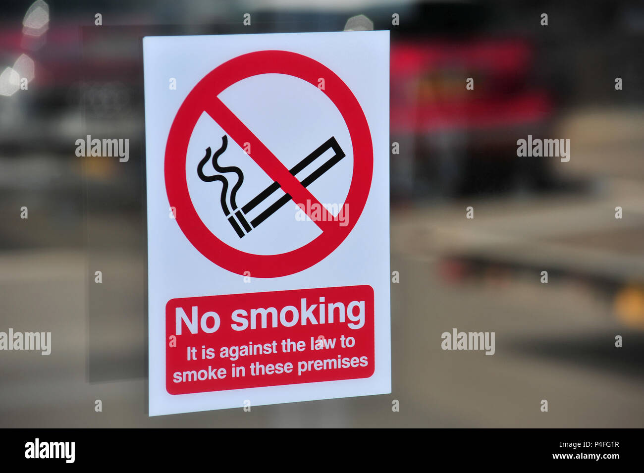 No Smoking sign Logo collé sur la porte de verre de montre Banque D'Images