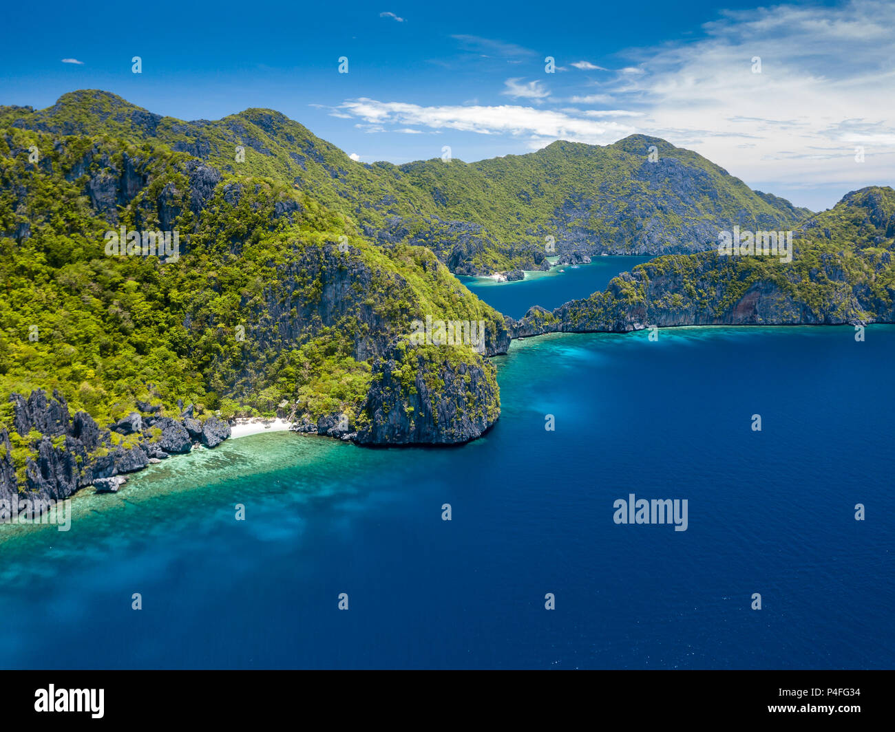 Drone aérien vue de falaises calcaires spectaculaires, jungle, plages de sable entourée de récifs de corail Banque D'Images