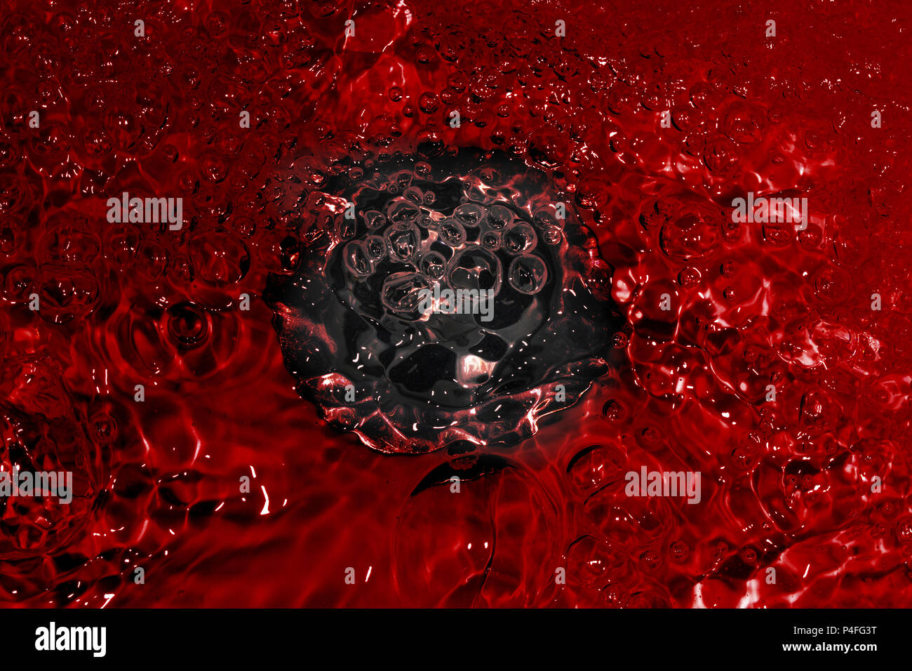 Évier avec un puits au centre de la photo avec le sang qui coule de l'eau rouge Banque D'Images