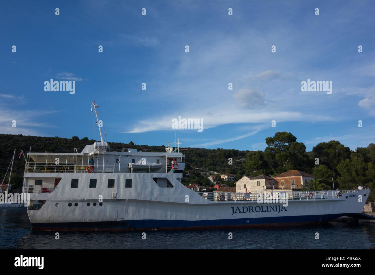 Vue sur le port de ferry à Drvenik Veli, Croatie Banque D'Images