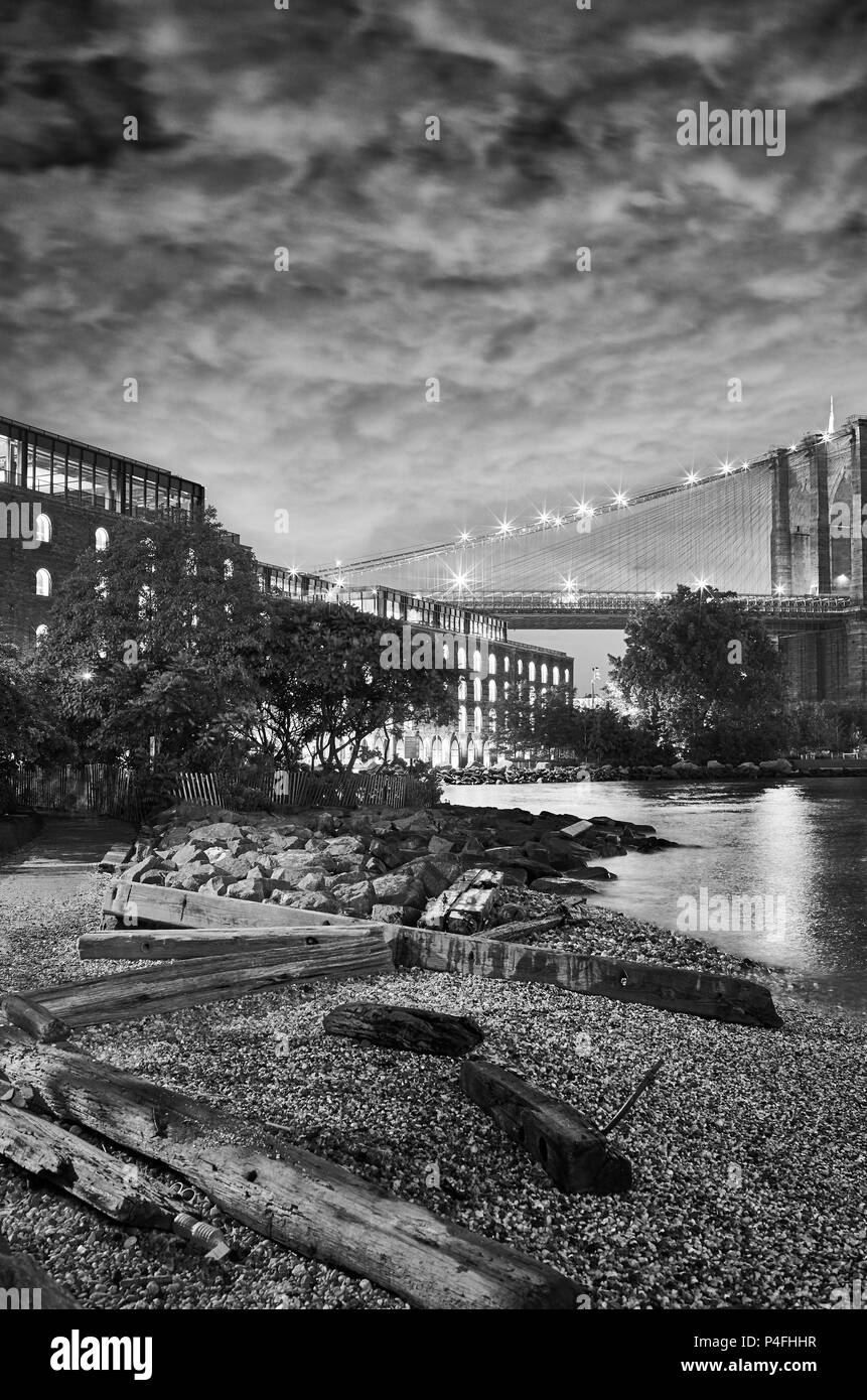 Sous le pont de Brooklyn, Dumbo côté de l'East River, New York, USA. Banque D'Images