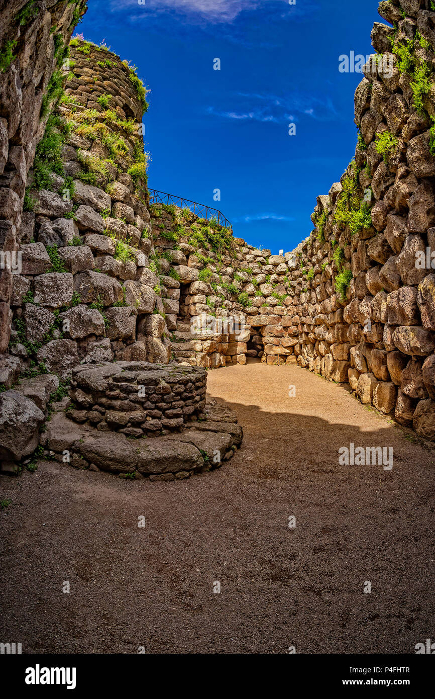 Italie Sardaigne Nuraghe Santu Antine Torralba -sa domo de su re XV siècle av.-L'un des plus importants de la cour existantes Banque D'Images