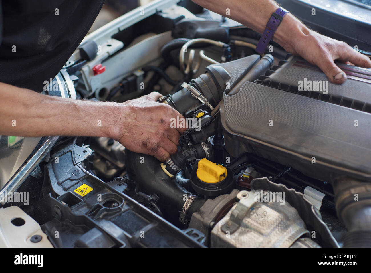 Mécanicien automobile réparation voiture. Focus sélectif. Banque D'Images