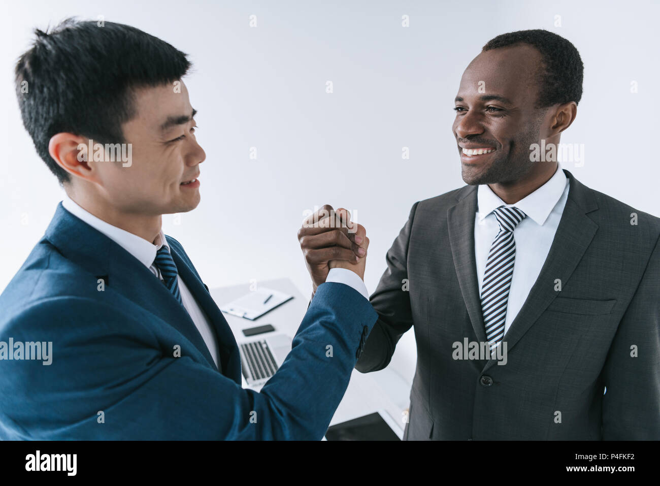 Smiling african american et asian businessman après réunion Banque D'Images