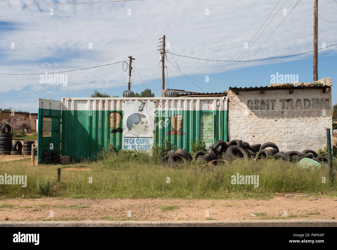 Salon de coiffure africain dans un conteneur d'expédition de métal coloré converti sur le côté de la route dans la communauté rurale du nord de l'Afrique du Sud Banque D'Images