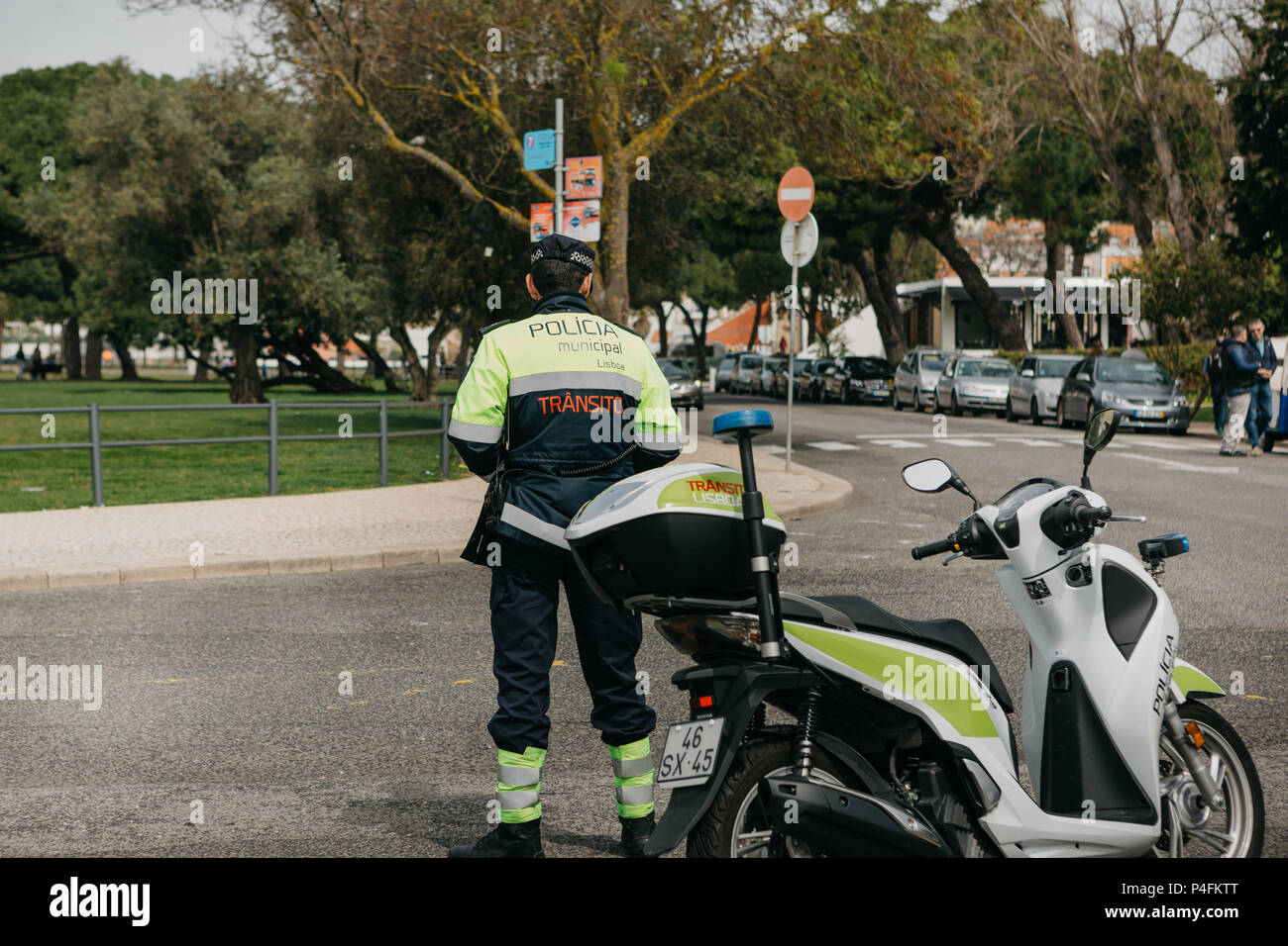 Lisbonne, juin 18, 2018 : Le policier de patrouille à côté de la moto garde l'ordre public. Un représentant de la loi et l'ordre Banque D'Images