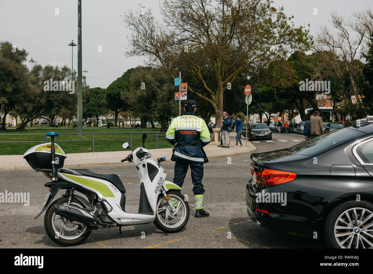 Lisbonne, juin 18, 2018 : Le policier de patrouille à côté de la moto garde l'ordre public. Un représentant de la loi et l'ordre Banque D'Images