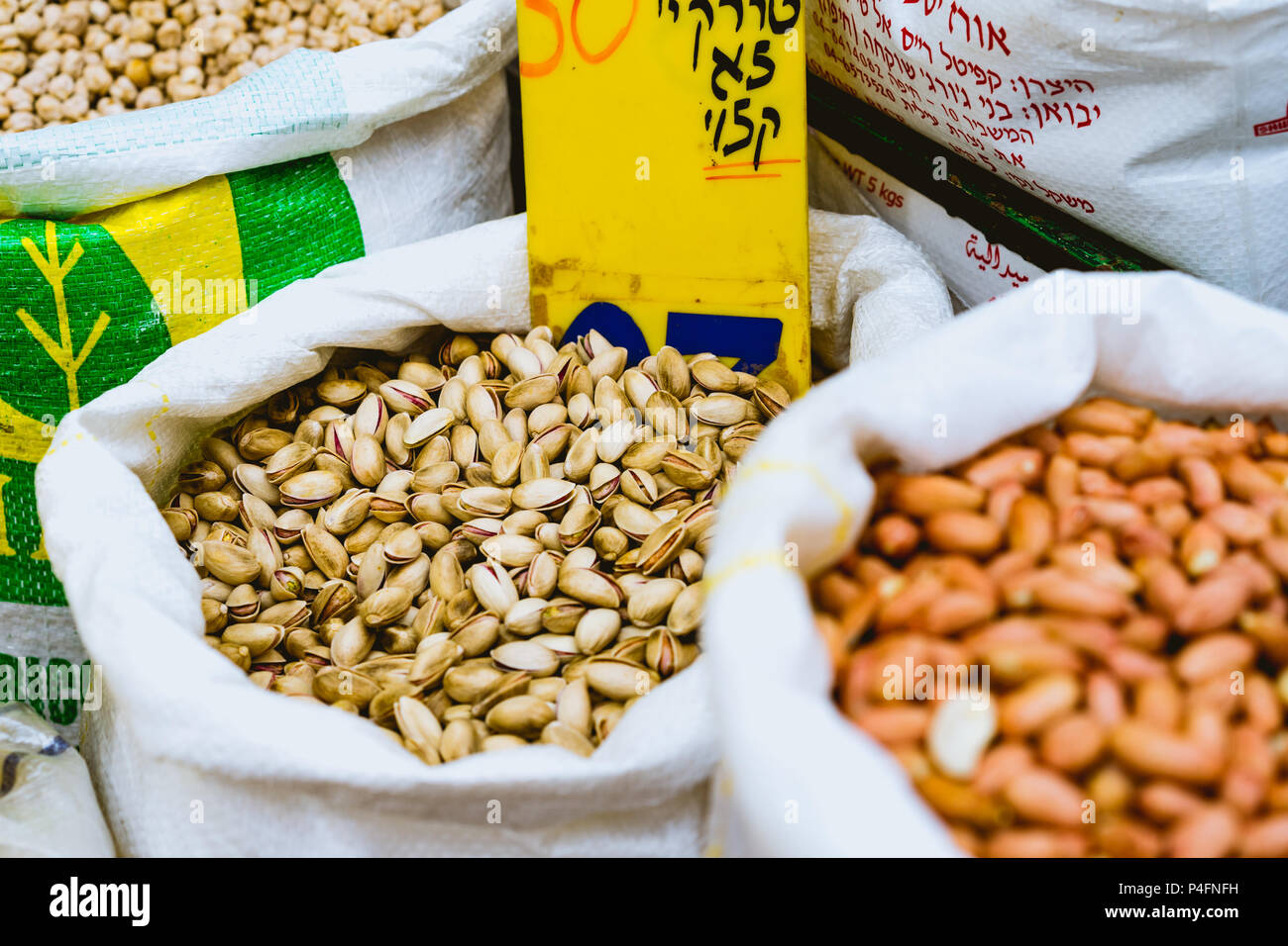 Sac de pistaches dans un marché en Israël à la vente avec un signe écrit en hébreu. Banque D'Images