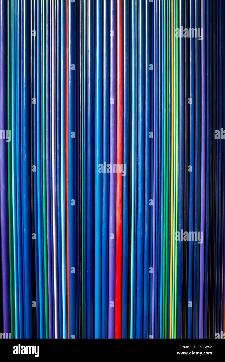 'Le Moretti' par Raymond Moretti est fabriqué à partir de 642 tubes de couleur pour couvrir une cheminée monumentale et siège à la zone de la Défense à Paris, France Banque D'Images