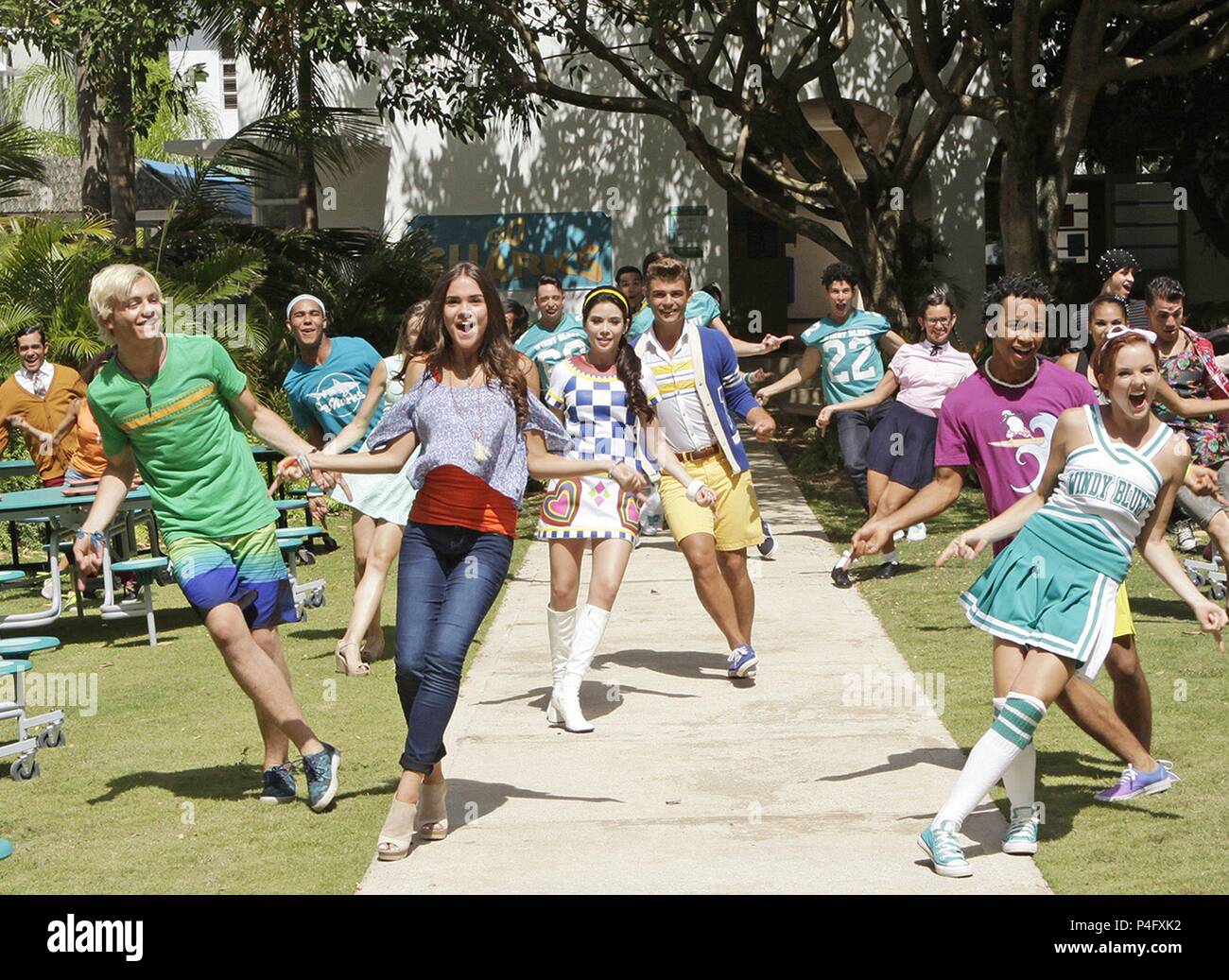 Titre original : TEEN BEACH 2. Titre en anglais : TEEN BEACH 2. Directeur de film : JEFFREY HORNADAY. Année : 2015. Stars : ROSS LYNCH ; GRACE PHIPPS ; MAIA MITCHELL ; GARRET CLAYTON ; RAYMOND ALEXANDER CHAM JR. Credit : DISNEY CHANNEL/RAINFOREST PRODUCTIONS / Album Banque D'Images