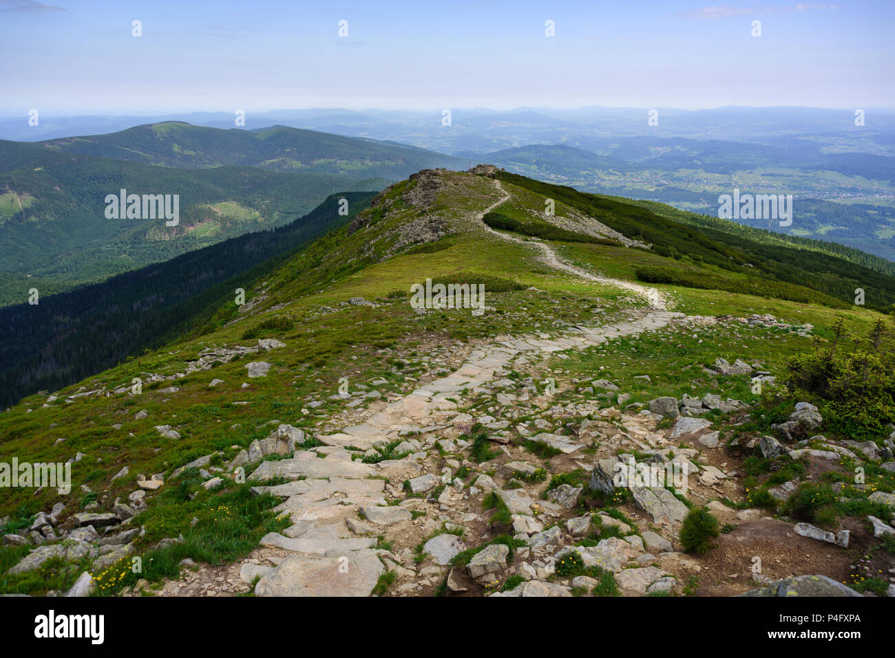 Sentier à travers les montagnes de Tatra. Babia Gora peak Banque D'Images