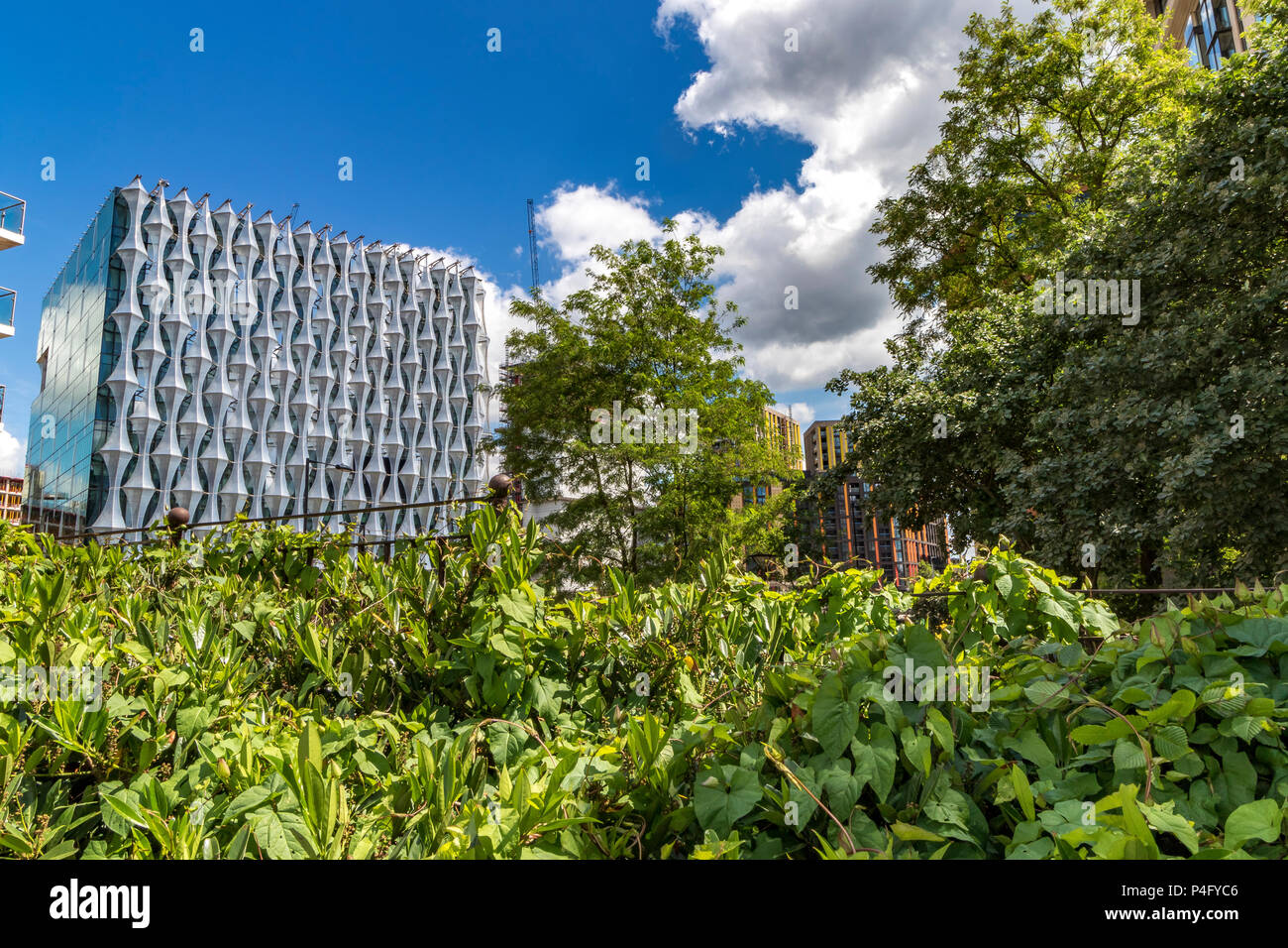 La nouvelle ambassade des Etats-Unis à Londres , qui a ''Mails'' à l'extérieur de l'immeuble qui catch the sun , situés dans neuf Elms, Londres SW11 Banque D'Images