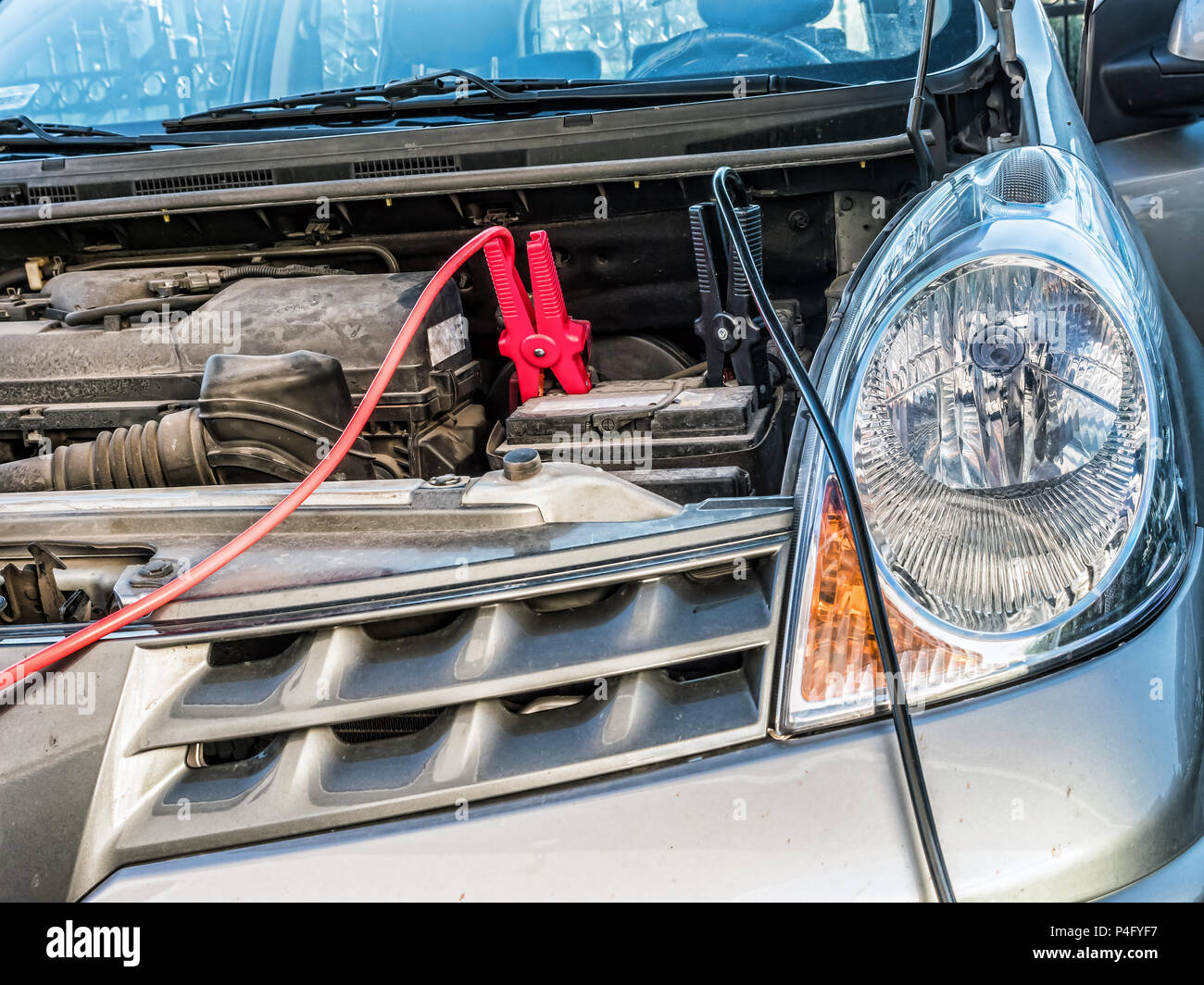 Location de batterie en cours de charge avec deux câbles de raccordement clipsé sur les bornes Banque D'Images