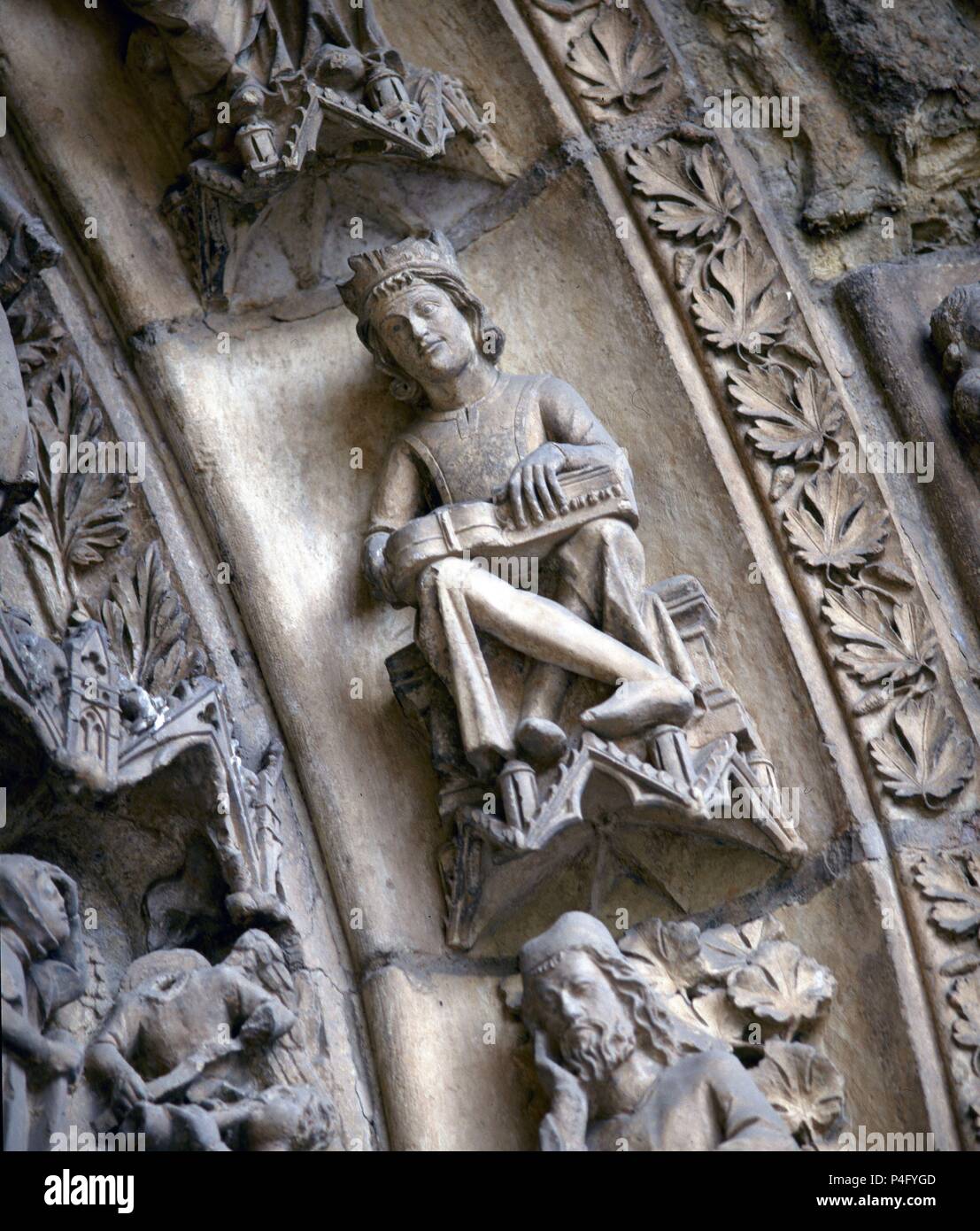 ESCULPIDA SANFOINERO - ARQUIVOLTA REY DE LA PORTADA DE SAN JUAN - S XIII - GOTICO ESPAÑOL. Emplacement : CATEDRAL-extérieur, Leon, ESPAGNE. Banque D'Images