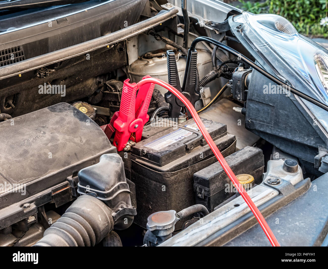 Location de batterie en cours de charge avec deux câbles de raccordement clipsé sur les bornes Banque D'Images
