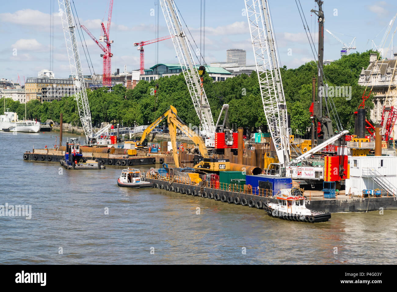 La Thames Tideway Scheme en construction avec des machines lourdes sur des barges sur le fleuve, London, UK Banque D'Images