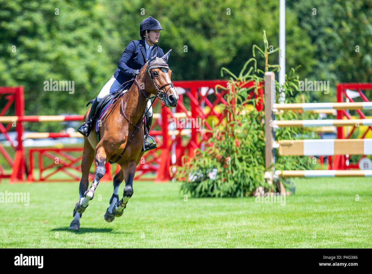 West Sussex, UK . 21 Juin, 2018. Louise Whitaker équitation Ruby viii.GBR. La Stoner Jewellers Vase. CSI4*. Le Shira Al'aa Derby Hickstead Réunion. Concours hippique. Le All England jumping course. Hickstead. West Sussex. UK. Jour 2. 21/06/2018. Credit : Sport en images/Alamy Live News Banque D'Images