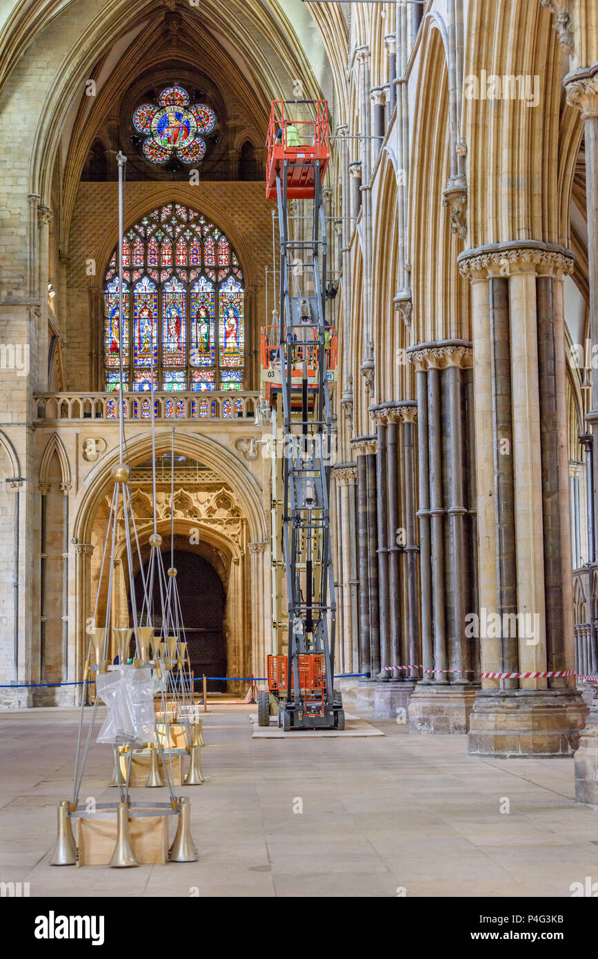 Lincoln, en Angleterre. 21 juin 2018. Nef de la cathédrale de Lincoln est effacée le 21 juin 2018 de l'éclairage, chaises et de dessins en préparation pour le tournage de 'Le Roi', produit par Brad Pitt. Crédit : Michael Foley/Alamy Live News Banque D'Images