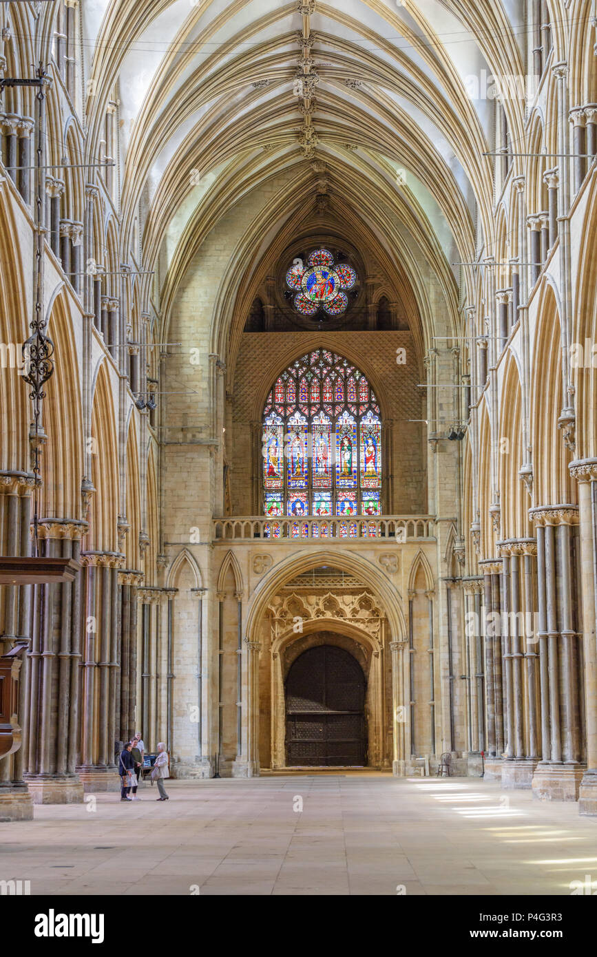 Lincoln, en Angleterre. 21 juin 2018. Nef de la cathédrale de Lincoln est effacée le 21 juin 2018 de l'éclairage, chaises et de dessins en préparation pour le tournage de 'Le Roi', produit par Brad Pitt. Crédit : Michael Foley/Alamy Live News Banque D'Images