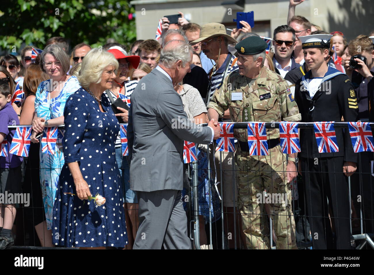 Salisbury, Wiltshire, Royaume-Uni, 22nd juin 2018. HRH le Prince Charles, le Prince de Galles et Camilla, la duchesse de Cornouailles parlant à la foule sur la place du marché. Le couple royal est en visite à Salisbury pour soutenir le rétablissement de la ville où le nombre de visiteurs a chuté et où les entreprises ont souffert après l'attaque de l'agent nerveux sur l'ancien espion russe Sergueï Skripal et sa fille Yulia sur 4 mars 2018. Banque D'Images