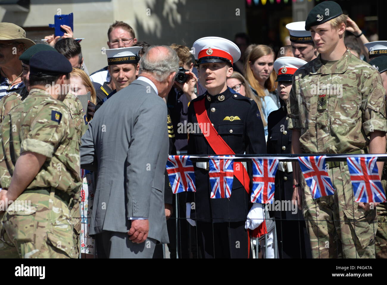 Salisbury, Wiltshire, Royaume-Uni, 22nd juin 2018. S.A.R. le Prince Charles, le Prince de Galles, parle au personnel de l'armée sur la place du marché. Le couple royal est en visite à Salisbury pour soutenir le rétablissement de la ville où le nombre de visiteurs a chuté et où les entreprises ont souffert après l'attaque de l'agent nerveux sur l'ancien espion russe Sergueï Skripal et sa fille Yulia sur 4 mars 2018. Banque D'Images