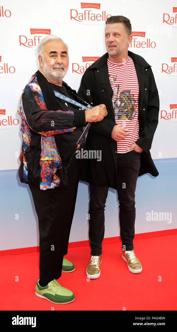 Berlin, Allemagne. 21 Juin, 2018. Coiffure Udo Walz (L) et mari Carsten Thamm-Walz l'arrivée à la "Journée d'été Raffaello" en faveur de l'Arche et les jeunes enfants. L'événement de bienfaisance a eu lieu dans la Villa von der Heydt. Crédit : Carsten Koall/dpa/Alamy Live News Banque D'Images