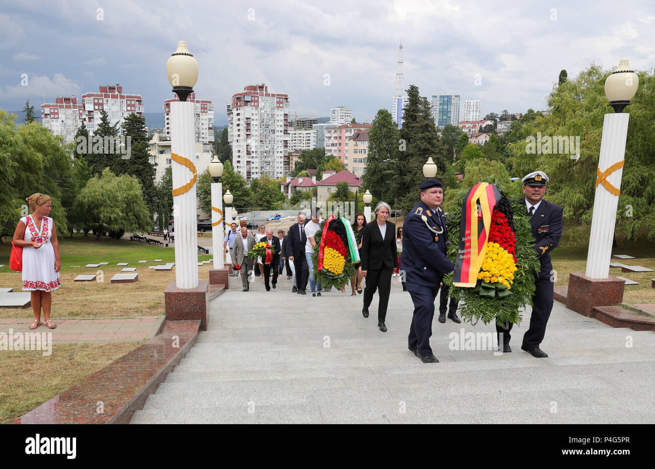 Sochi, Russie. 22 Juin, 2018. Football, Coupe du Monde : Reinhard Grindel (centre gauche), Fédération allemande de football (DFB) président, Ekaterina Fedyshina (couverte), secrétaire général adjoint de la Fédération de football, et d'autres représentants et invités portant gerbes au Monument 'Memorial complexe à la station'. Le 22 juin est observé en Russie chaque année comme la "journée du souvenir et du deuil". La Wehrmacht allemande a lancé son attaque contre l'Union soviétique le 22 juin 1941. Crédit : Christian Charisius/dpa/Alamy Live News Banque D'Images