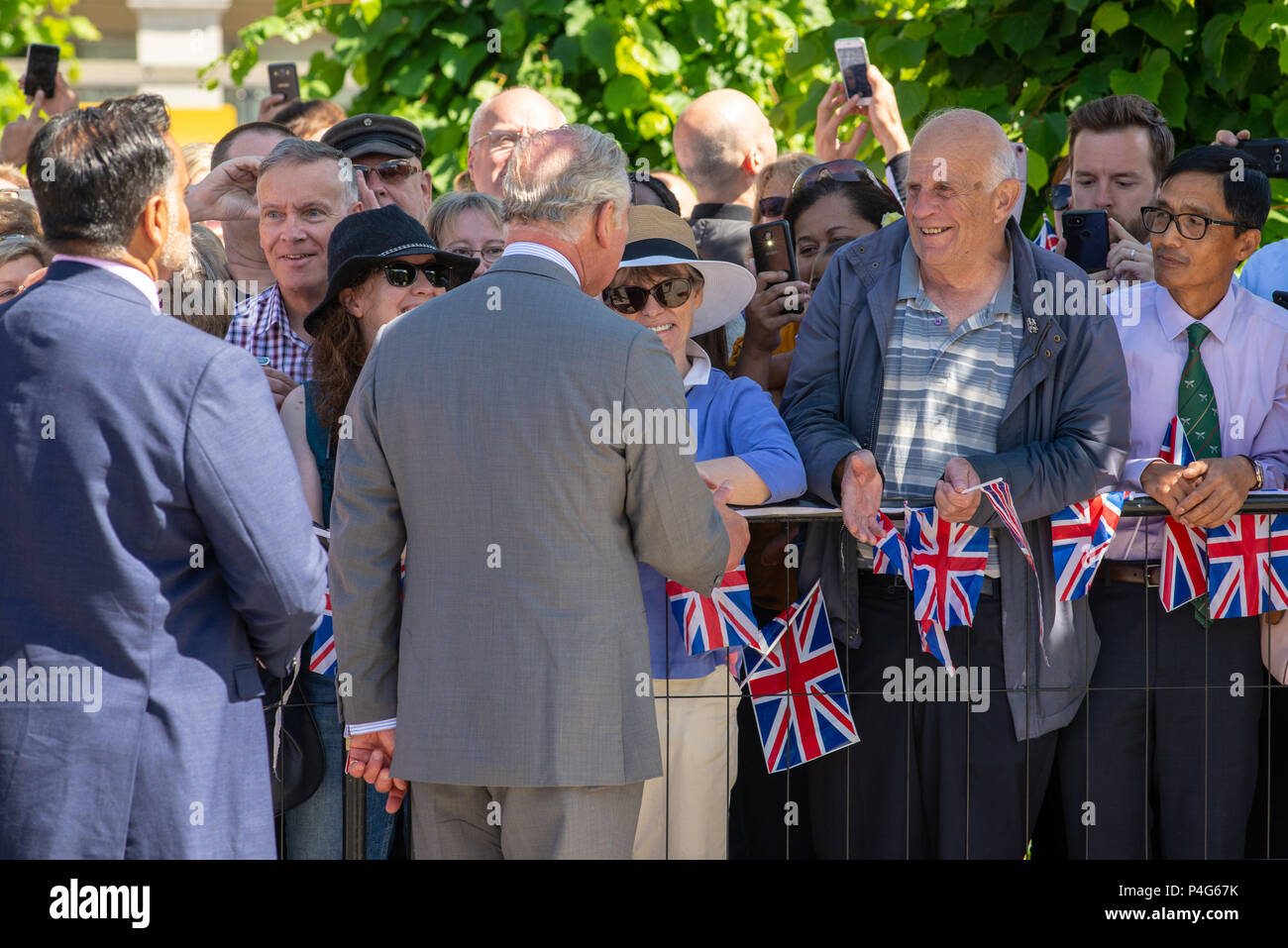 Salisbury, Wiltshire, Royaume-Uni, 22nd juin 2018. HRH Prince Charles, le prince de Galles rencontre les foules. La visite du couple royal a pour but de soutenir la reprise de la ville, où le nombre de visiteurs a chuté et où les entreprises ont souffert après l’attaque des agents neurotoxiques en mars 2018. Banque D'Images