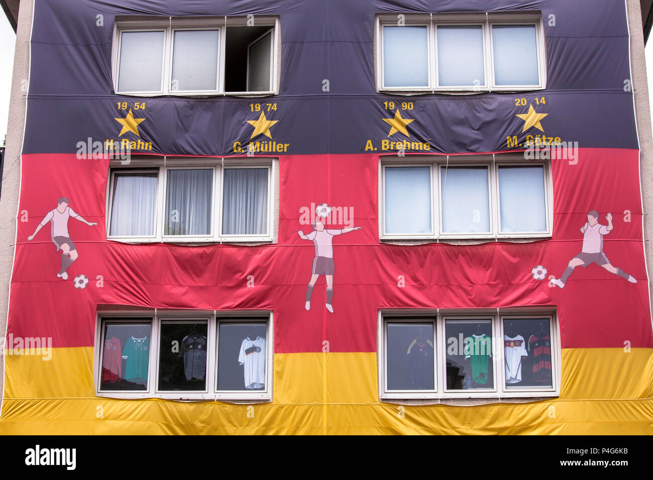Cologne, Allemagne, 22 juin 2018. Avec un énorme drapeau allemand couverts chambre pendant la Coupe du Monde de football 2018. Credit : Joern Sackermann/Alamy Live News Banque D'Images