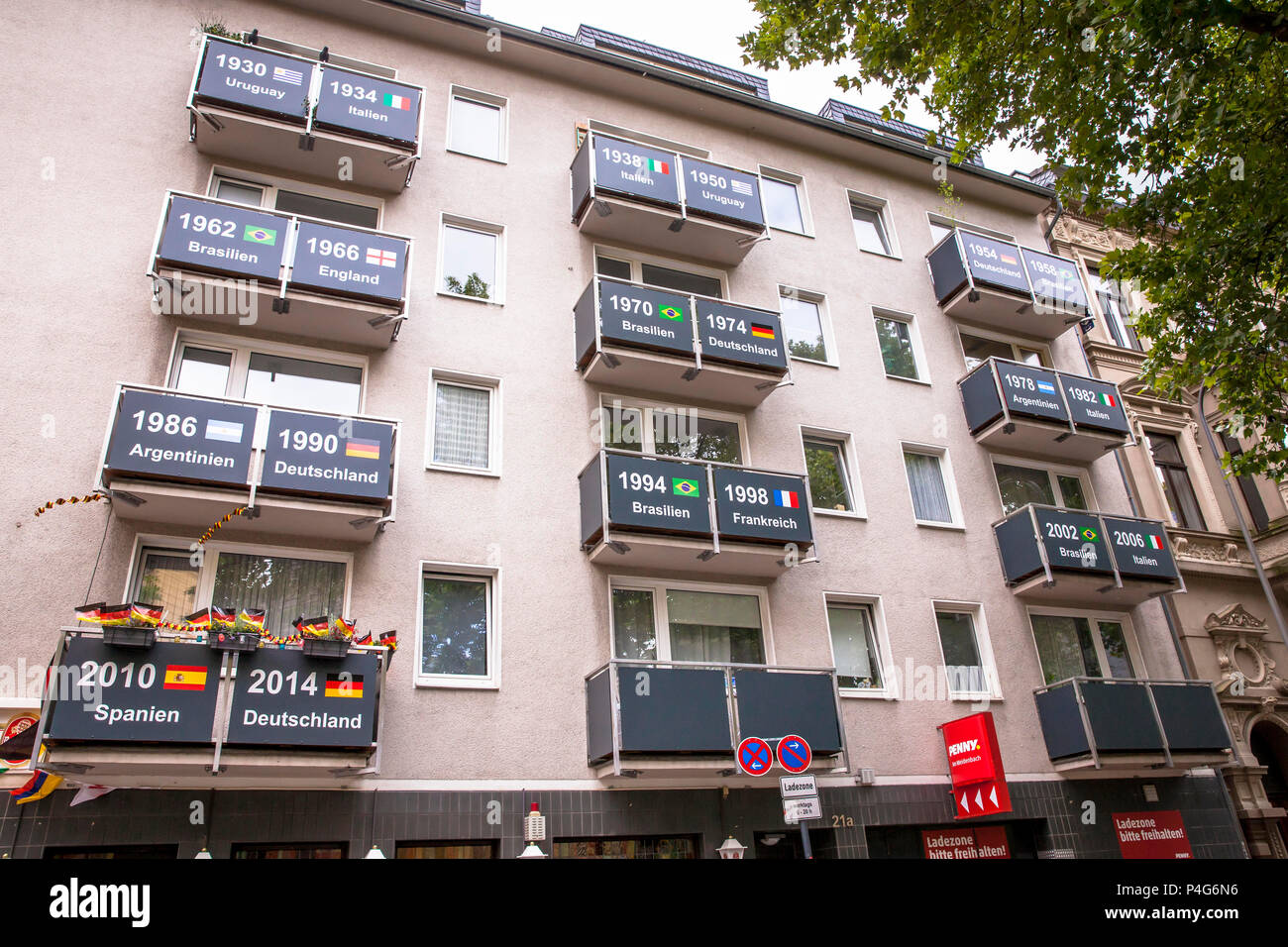 Cologne, Allemagne, 22 juin 2018. Un balcon d'une maison avec tous les champions du monde de football depuis 1930 pendant la Coupe du Monde de football 2018. Credit : Joern Sackermann/Alamy Live News Banque D'Images