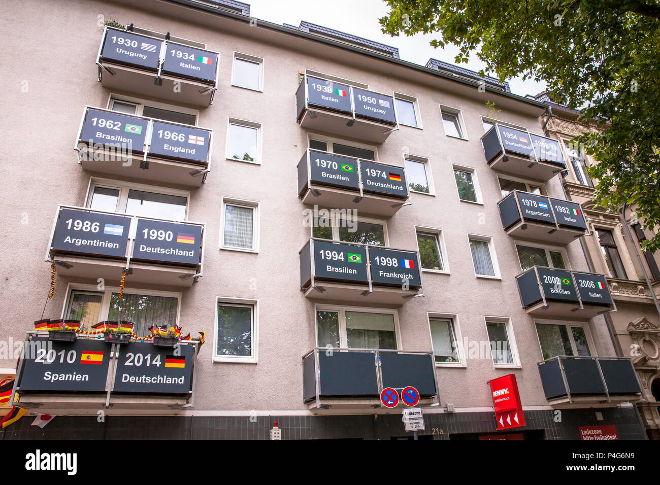 Cologne, Allemagne, 22 juin 2018. Un balcon d'une maison avec tous les champions du monde de football depuis 1930 pendant la Coupe du Monde de football 2018. Credit : Joern Sackermann/Alamy Live News Banque D'Images