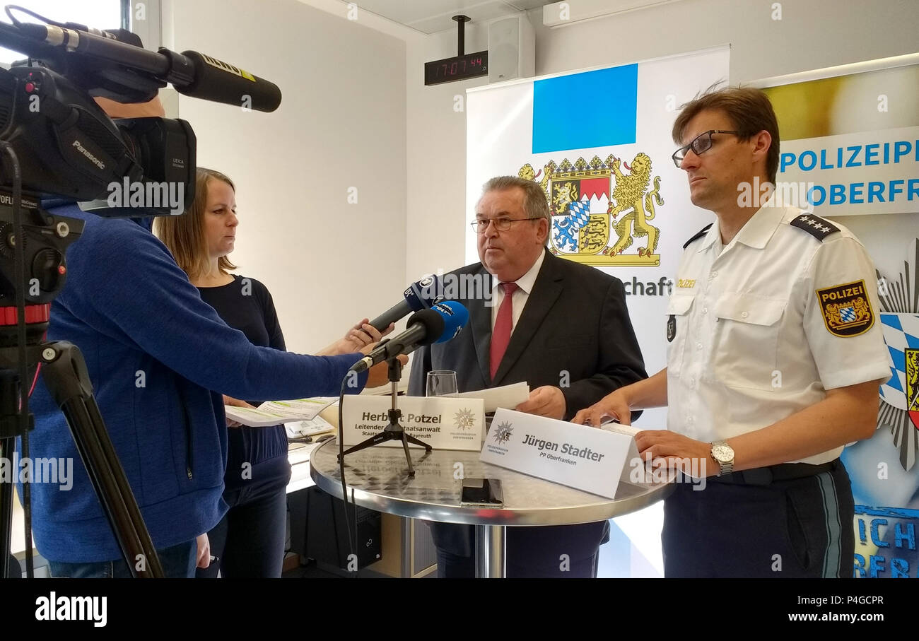 22 juin 2018, l'Allemagne, Bayreuth : Herbert Potzel (R), ce procureur principal, et Juergen Stadter, la parole au cours d'une conférence de presse au sujet de l'enquête sur les disparus de l'randonneur Sophia L. Photo : afp/Zeilmann Kathrin Banque D'Images