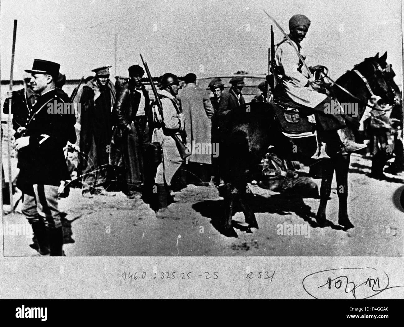 SOLDADOS REPUBLICANOS PASANDO LA FRONTERA FRANCESA EN 1939, VIGILADOS POR LES GENDARMES Y TROPAS MORAS. Emplacement : FUNDACIÓN PABLO IGLESIAS, MADRID, ESPAGNE. Banque D'Images