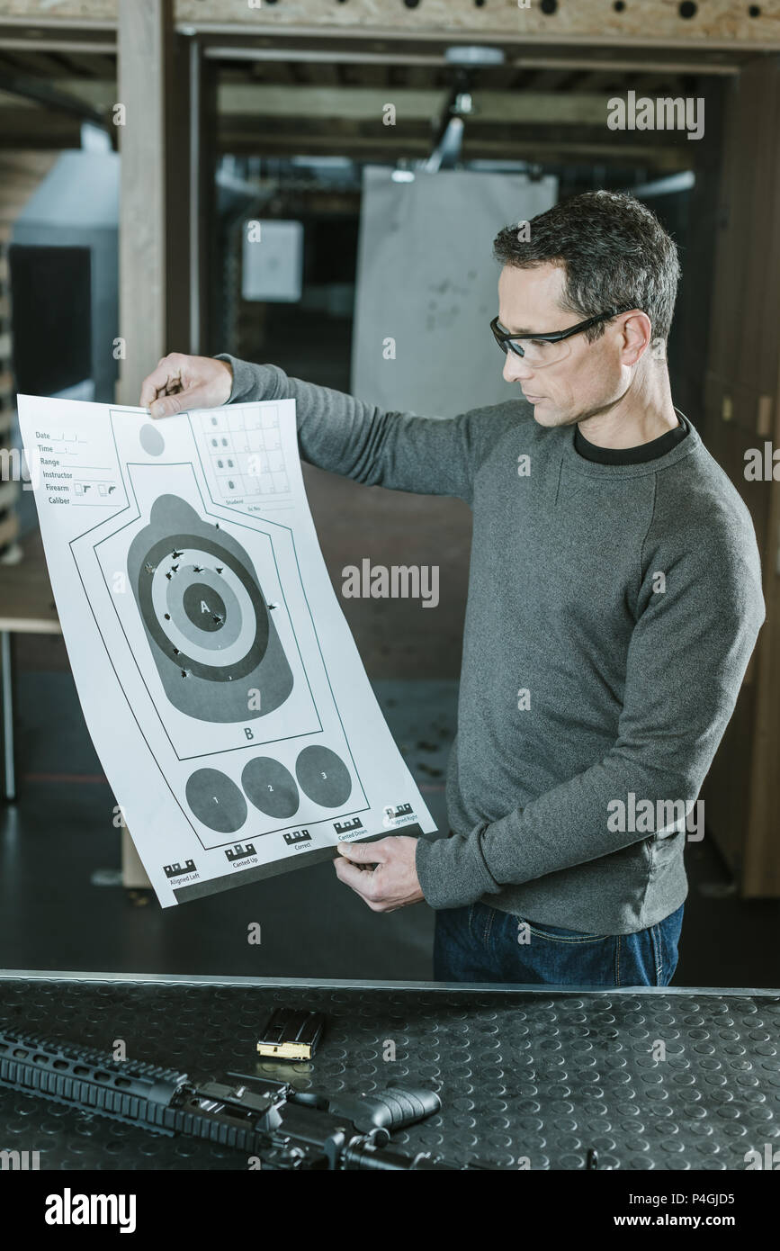 Shooter à la cible utilisée à après la prise de vue dans la galerie Banque D'Images