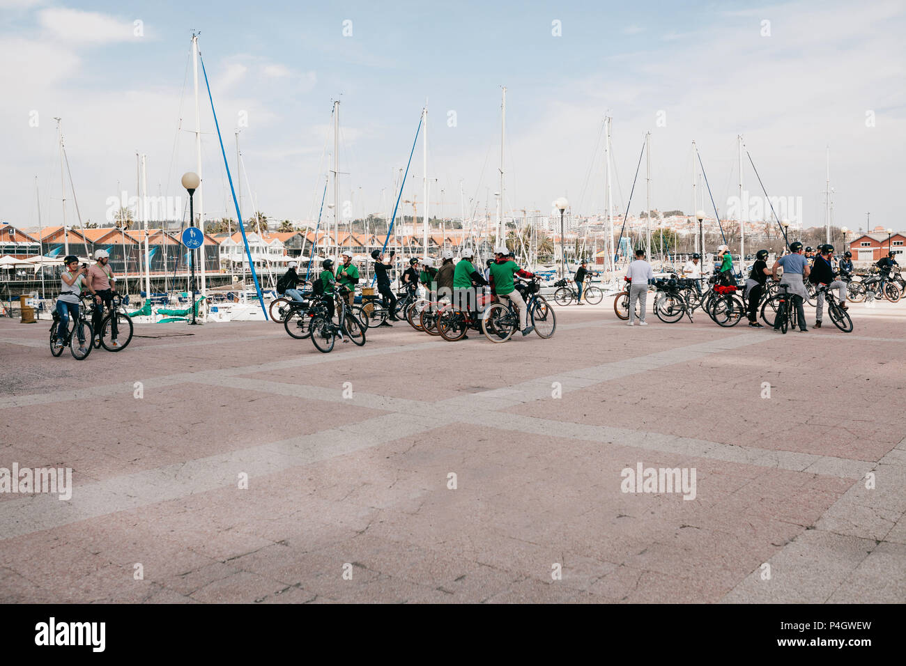 Lisbonne, juin 18, 2018 : un groupe de touristes sur les bicyclettes ou les athlètes admirer la vue magnifique sur la ville au bord de l'eau, dans la région de Belem Banque D'Images
