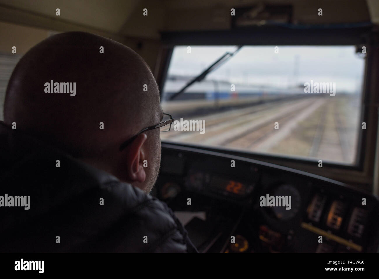 13 mars 2018 - Paris, France : un travailleur ferroviaire française conduit un train entre Paris et la banlieue de Paris. Les Français sont en train de préparer une grande manifestation de rue le 22 mars pour protester contre le Président Emmanuel MacronÕs des plans de réforme du national français Gare SNCF. Dans le cadre de leur mouvement d'opposition, les travailleurs ferroviaires envisagent également d'une grève des transports. Un cheminot un train conduit en banlieue parisienne, quelques jours avant le debut du mouvement de greve. Banque D'Images