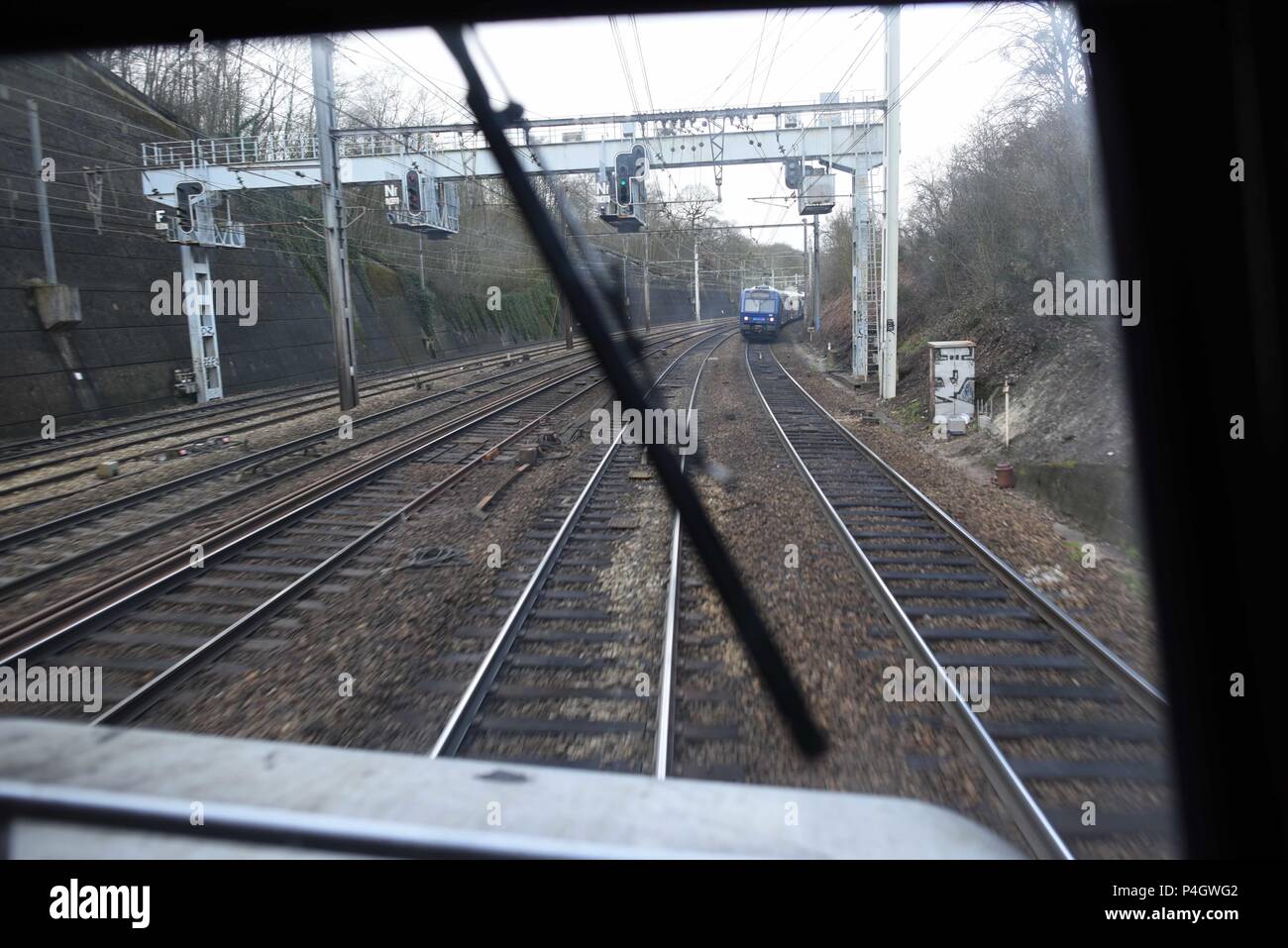 13 mars 2018 - Paris, France : un travailleur ferroviaire française conduit un train entre Paris et la banlieue de Paris. Les Français sont en train de préparer une grande manifestation de rue le 22 mars pour protester contre le Président Emmanuel MacronÕs des plans de réforme du national français Gare SNCF. Dans le cadre de leur mouvement d'opposition, les travailleurs ferroviaires envisagent également d'une grève des transports. Un cheminot un train conduit en banlieue parisienne, quelques jours avant le debut du mouvement de greve. Banque D'Images