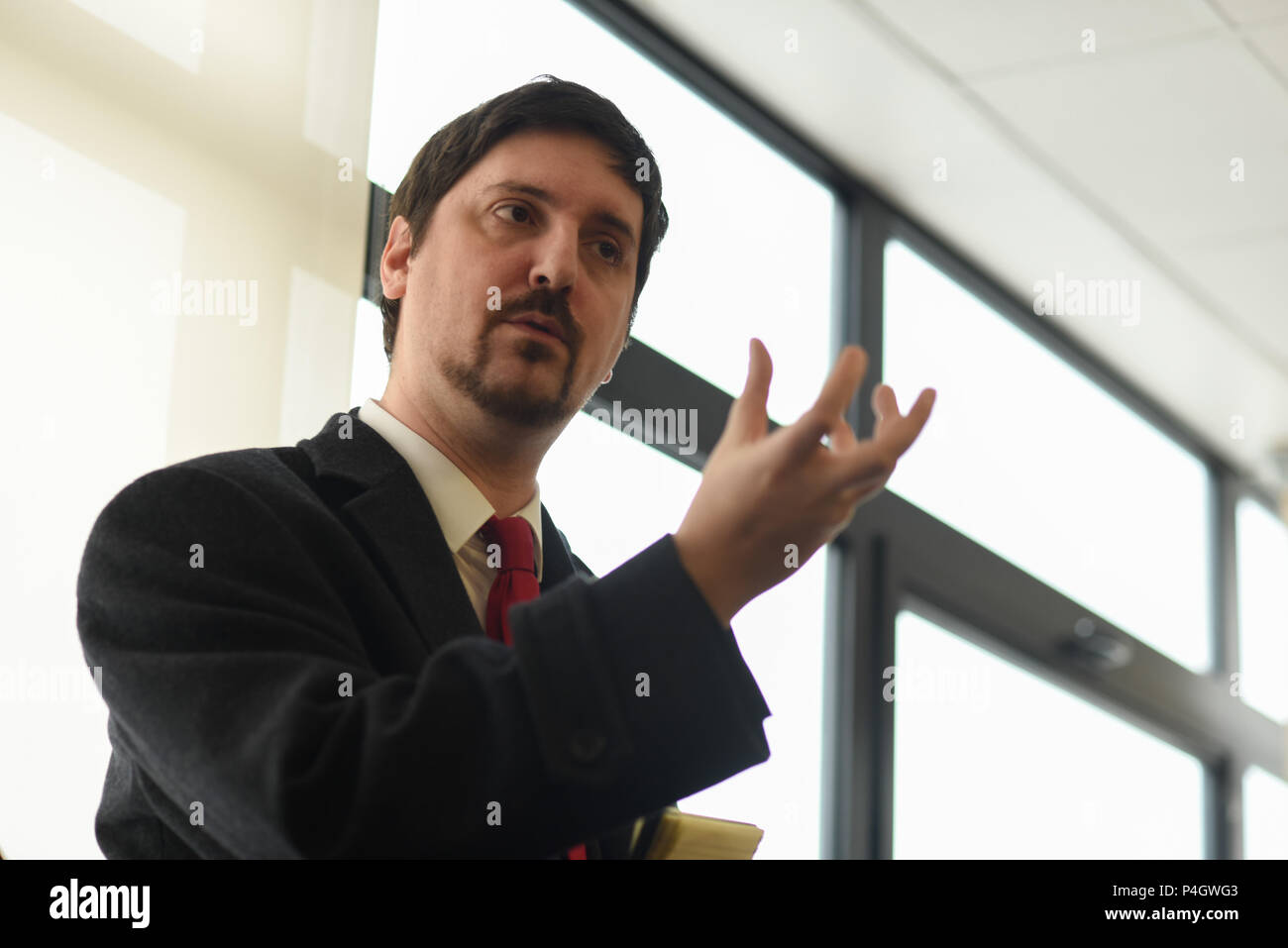 13 mars 2018 - Paris, France : Laurent Brun (L), le chef de l'union française CGT Cheminots ('Les cheminots") traite d'une réunion syndicale. Les Français sont en train de préparer une grande manifestation de rue le 22 mars pour protester contre le Président Emmanuel MacronÕs des plans de réforme du national français Gare SNCF. Dans le cadre de leur mouvement d'opposition, les travailleurs ferroviaires envisagent également d'une grève des transports. Portrait de Laurent Brun, SecrŽtaire gŽnŽral de la CGT-Cheminots, lors d'une reunion pour preparer la greve avec les cheminots de trappes. Banque D'Images